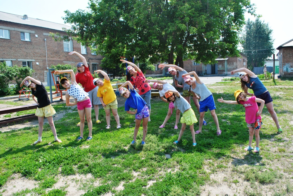 Игры летом в школе. Физкультура в детском саду на улице летом. Занятия на свежем воздухе. Физкультурное занятие на воздухе. Физкультура на свежем воздухе дети.